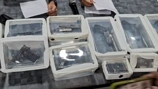 शामली पुलिस लाइन में प्रेस वार्ता के दौरान आरोपित के पास से बरामद पिस्टल एवं तमंचे। जागरण