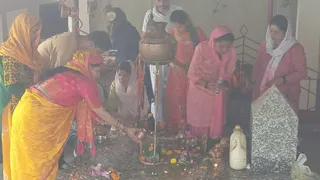 नई टिहरी के त्रिदेव महादेव मंदिर में जलाभिषेक करते श्रद्धालु। सुधि पाठक