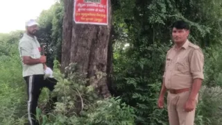 कांवड़ मार्ग पर तेंदुए को पकड़ने के लिए वन विभाग की टीम ने लगाए दो पिंजरे।