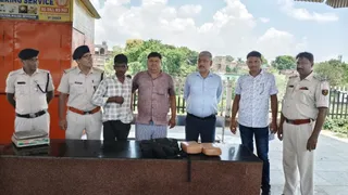 अगरतला-देवघर एक्सप्रेस से 3.144 KG गांजा बरामद, मुंगेर का तस्कर बाबर गिरफ्तार
