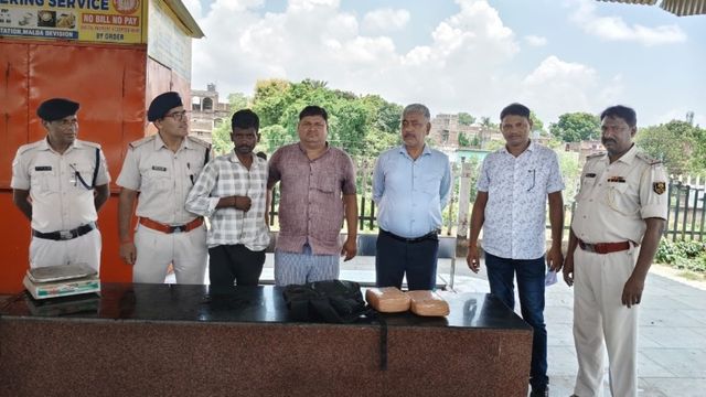 अगरतला-देवघर एक्सप्रेस से 3.144 KG गांजा बरामद, मुंगेर का तस्कर बाबर गिरफ्तार
