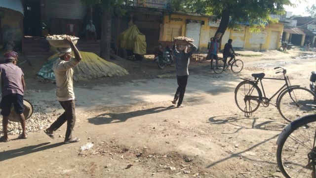 भीटी-हैडरगंज मार्ग को PWD ने कराया दुरुस्त, टूटी सड़कों पर चल रहा मरम्मत का कार्य
