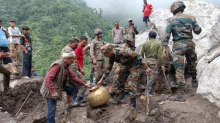 बोह में आपदा प्रभावितों की सामान ढूंढने में मदद करती सेना। जागरण
