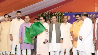 रेलवे परिसर में आयोजित उद्घाटन समारोह मंच से हरी झंडी दिखाकर ऐशवगा एक्सप्रेस को रवाना करते भाजपा के केद्रीय राज्य मंत्री बीएल वर्मा व अन्य।