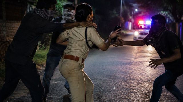 मुजफ्फरपुर में महिला सिपाही भी नहीं सुरक्षित, ड्यूटी से लौटते वक्त छेड़खानी, गला दबाकर हत्या की कोशिश