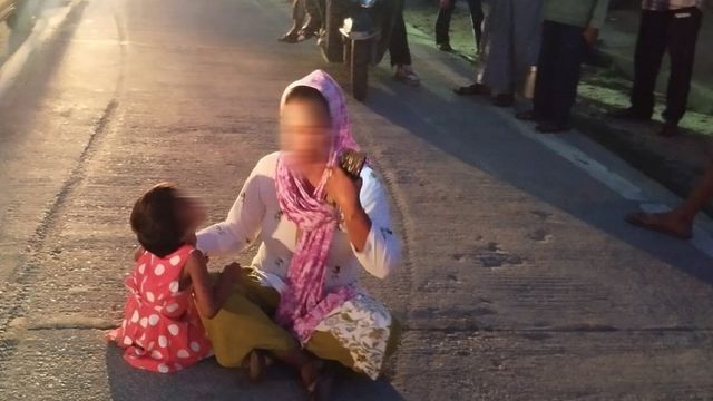सड़क पर 'गृहयुद्ध': शराबी पति से तंग आकर बच्चे के साथ बीच सड़क पर रात में धरने पर बैठी महिला, लग गया जाम 
