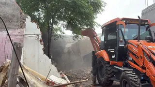 बठिंडा में बुल्डोजर से घर गिराते हुए प्रशासन।