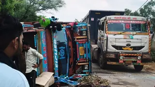 नंदगांव क्षेत्र में कामां रोड स्थित केडी स्कूल के समीप पलटा कंटेनर