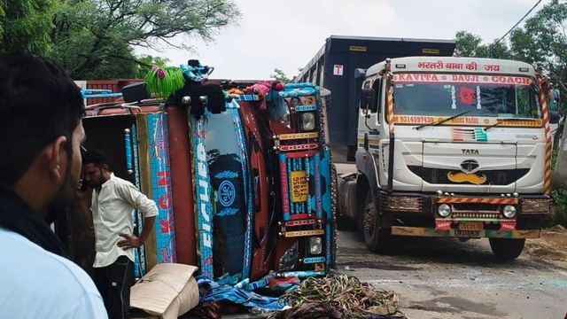 मथुरा में टायर फटने से कंटेनर पलटा, 30 से ज्यादा पशुओं की मौत
