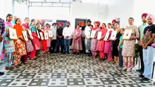 आंगनबाड़ी वर्करों को मिले नियुक्ति पत्र। फोटो जागरण