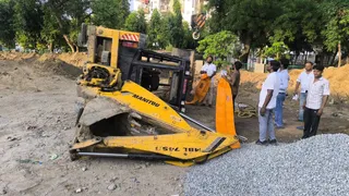 गड्ढे में मिट्टी ढहने से दबे आपरेटर व उसके भाई को बचाने के लिए आते समय पलटी अर्थमूवर। जागरण