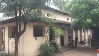 जर्जर छत से टपकता पानी