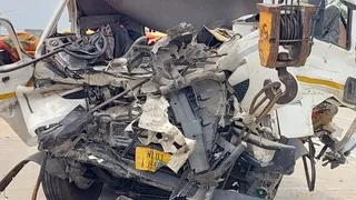 खड़ी गाड़ी से टकराया ट्रेलर।