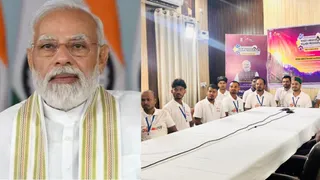पीएम मोदी और कलेक्ट्रेट स्थित एनआईसी में विकसित वाइब्रेंट विलेज प्रोग्राम के तहत प्रधानमंत्री नरेन्द्र मोदी से संवाद करते युवा
