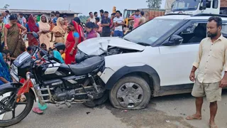 कार ने बाइक को मारी टक्कर