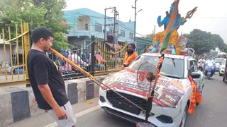 दांतों से कार को खींचकर अलीगढ़ जाता शिवभक्त। फोटो: जागरण