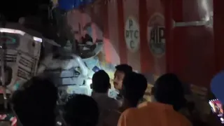 सड़क किनारे खड़े ट्रक से टकराया बेकाबू गाड़ी