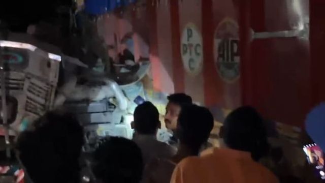 कोडरमा घाटी में सड़क किनारे खड़े ट्रक से टकराया बेकाबू गाड़ी, चालक-खलासी की मौके पर ही मौत