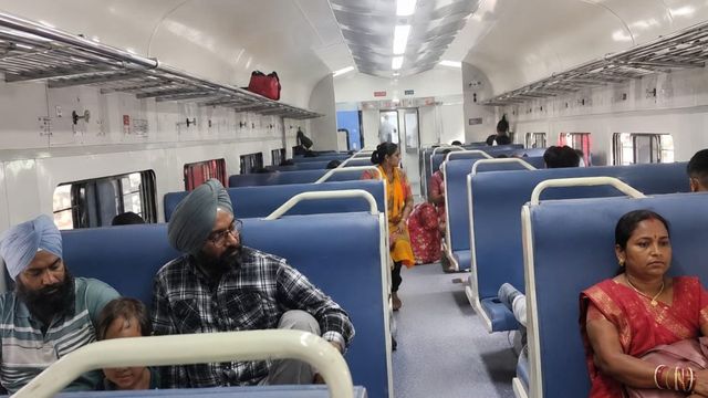 लखीमपुर में 10 साल के बाद ऐतिहासिक सफर का आगाज, पहले दिन 250 यात्रियों ने कासगंज-ऐशबाग एक्सप्रेस से किया सफर
