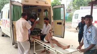गंभीर रूप से घायल को आसपास मौजूद लोगों ने अनुमंडलीय अस्पताल पहुंचाया। जागरण