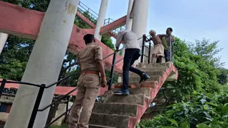 प्रयागराज के जसरा स्थित तातारगंज में पानी टंकी पर चढ़े वृद्ध को उतारती पुलिस व ग्रामीण। जागरण