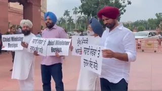 संसद के बाहर प्रदर्शन करते हुए कांग्रेस सांसद।