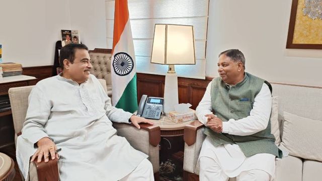 नितिन गडकरी से मिले सत शर्मा, जम्मू-कश्मीर की महत्वपूर्ण संपर्क परियोजनाओं को जल्द पूरा करने का मुद्दा उठाया
