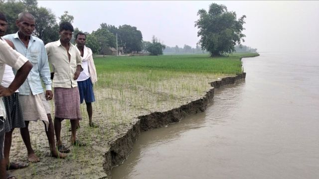 सीतापुर में संकट: 20 बीघा जमीन कटी और हजारों एकड़ फसलें जलमग्न, 25 गांवों पर बाढ़ का खतरा
