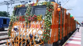 ट्रेन।