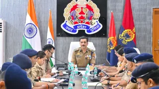 मीटिंग के दौरान पुलिस आयुक्त मोहित अग्रवाल।