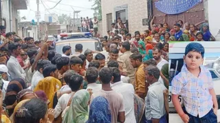 कुढ़फतेहगढ़ के वेरनी गांव में बच्चे की मौत के बाद गांव में जमा लोगों की भीड़ व मौजूद पुलिस और मृतक अर्पित यादव की फाइल फाेटो