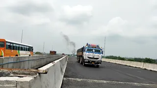 नवदिया झादा पर बने सिक्सलेन फ्लाईओवर का ट्रायल शुरू हो गया है, ऊपर से निकलते ट्रक। जागरण