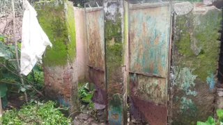 कैरो प्रखंड के राजकीय उत्क्रमित मवि गितिलगढ़ में बालिका शौचालय की स्थिति। फोटो जागरण