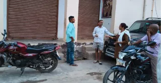 पढ़ीन दरवाजा नई बस्ती मुहल्ले में घटना के बाद घर के पास खडे मुहल्ले के लोग। राहगीर