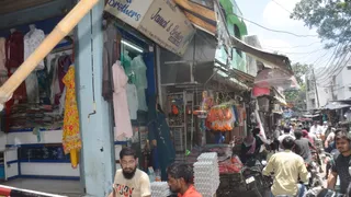 सरायतरीन के गंज बाजार में बनी विवादित भूमि पर दुकानें। जागरण आर्काइव