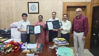 समझौता ज्ञापन (एमओयू) पर हस्ताक्षर के बाद प्रतिनिधि। फोटो जागरण