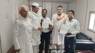 गया जंक्शन को रेलवे डिवीजन बनाने की मांग को लेकर स्टेशन प्रबंधक को मांग पत्र सौंपते कांग्रेस कार्यकर्ता। सौजन्य: पार्टी