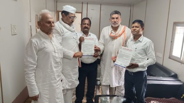 गया को डिवीजन बनाने और महानगरों तक डायरेक्ट ट्रेन की मांग तेज; कांग्रेस ने धरना देकर सौंपा ज्ञापन 
