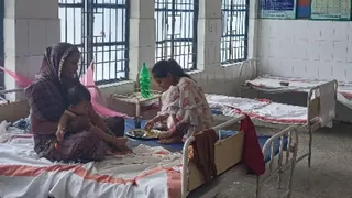 पोषण पुनर्वास केंद्र पर एक बच्ची एवं उसकी मां। जागरण।