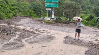 बारिश के कारण मालदेवता मार्ग पर आया मलबा।