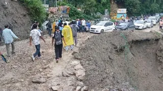 दून-मसूरी मार्ग पर पानीवाला बैंड के पास पहाड़ी काटकर यातायात को बहाल कराया गया। जागरण