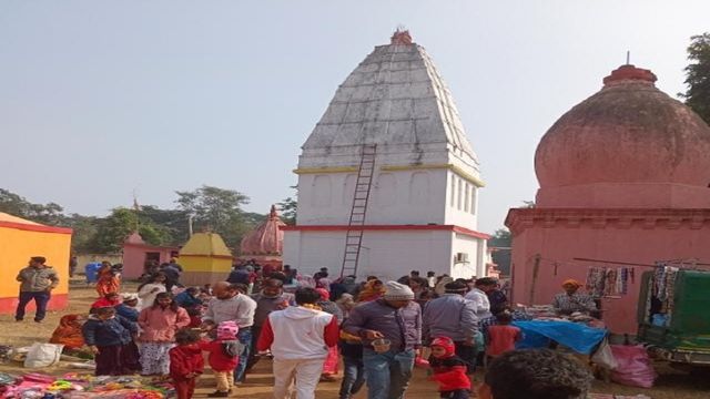 दुमका के सिरसानाथ मंदिर से लाखों की चांदी की पूजन सामग्री चोरी, जांच में जुटी पुलिस
