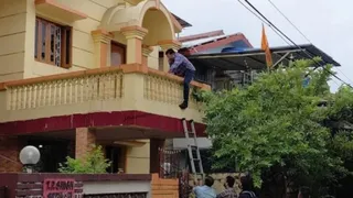 कोयला कारोबारी रंजीत सिंह के घर में प्रवेश के लिए सीढ़ी से चढ़ते ईडी अधिकारी। (फोटो जागरण)