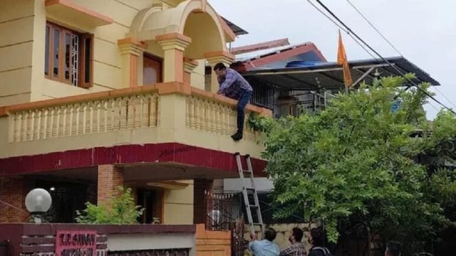 ED Raid in Dhanbad: कोयला कारोबारी ने बंद किया घर का दरवाजा, सीढ़ी लगाकर अंदर पहुंचे अधिकारी