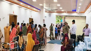 झामुमो नेता हरेंद्र चाैहान के घर में ईडी की छापेमारी का विरोध करती महिलाएं। (फोटो जागरण)