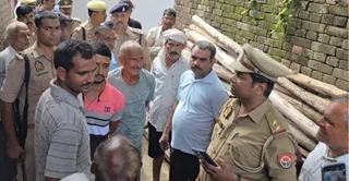 गांव में ग्रामीणों से पूछताछ करती पुलिस। जागरण