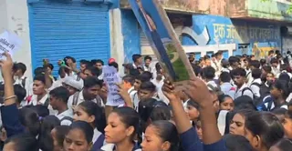 कालेज के बाहर प्रदर्शन करते छात्र व छात्राएं। वीडियो ग्रैब