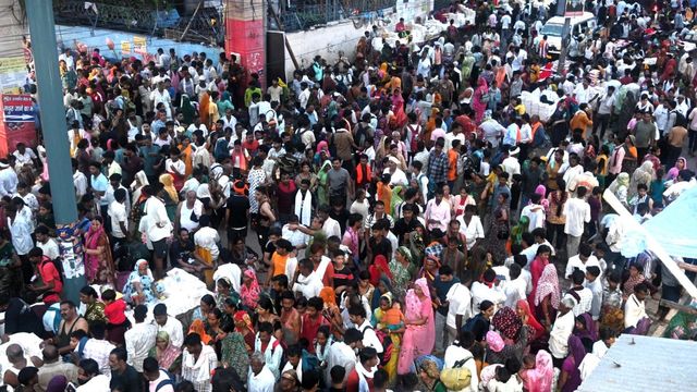 गोर्वधन मुड़िया मेला: लाखों की भीड़, फिर भी आस्था की राह पर नहीं डिग रहे कदम; अनूठा है दृश्य