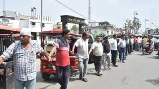 हाथरस में मंगलवार सुबह मानव श्रृंखला बनाते लोग।