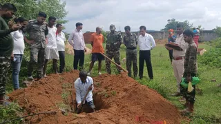 कंकाल खोददे कर्मचारी। फोटो जागरण